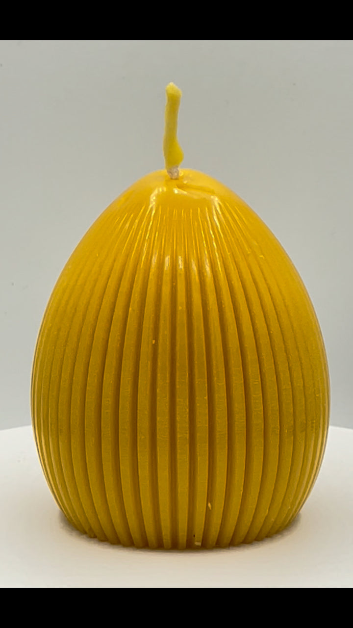 Bougie en cire d'abeille œuf de Pâques à rainures