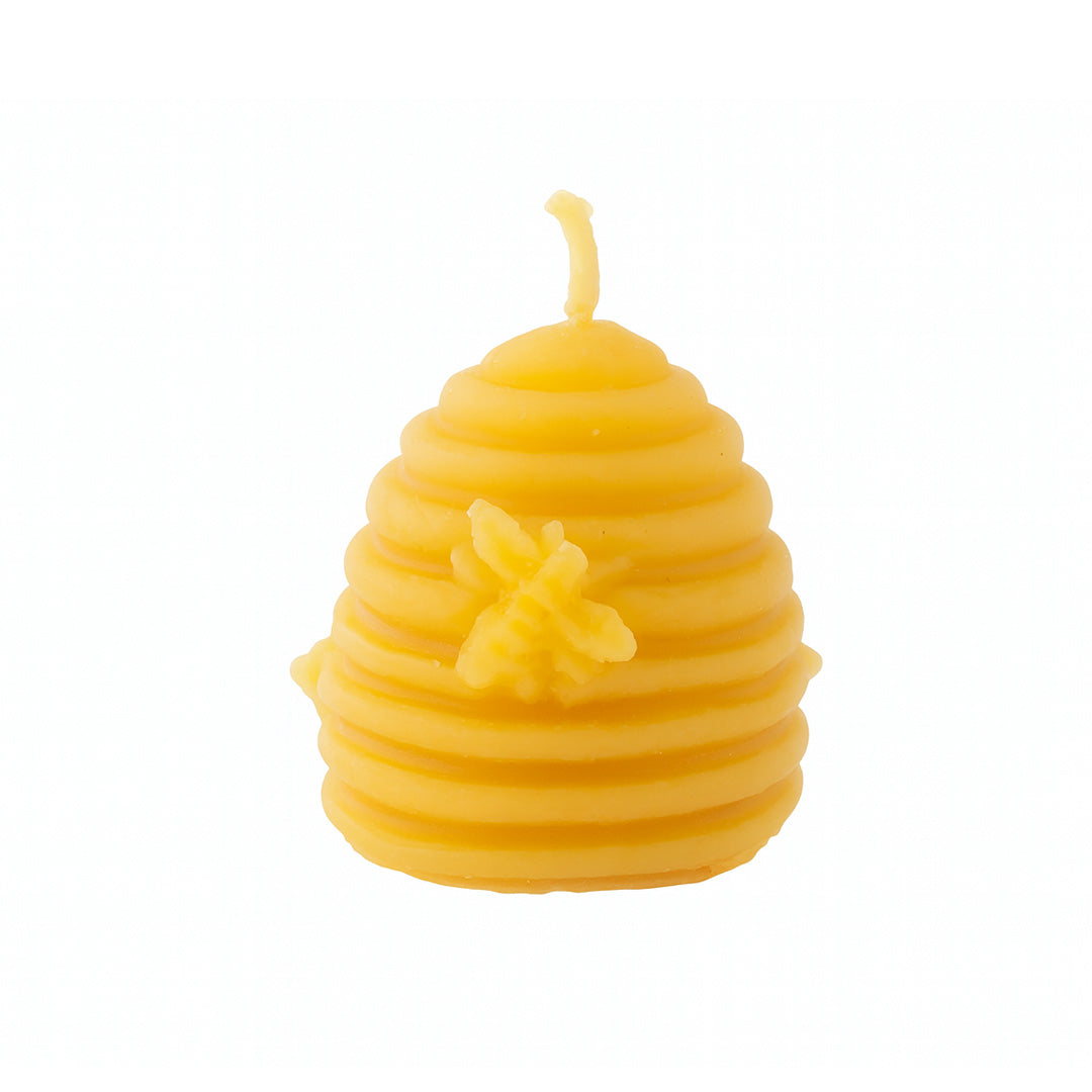 Bienenwachskerze in Form eines kleinen Bienenkorbs 