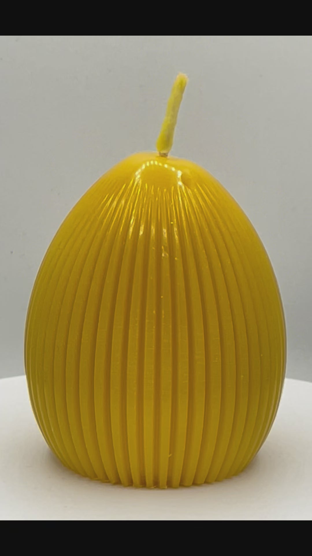 Bougie en cire d'abeille œuf de Pâques à rainures